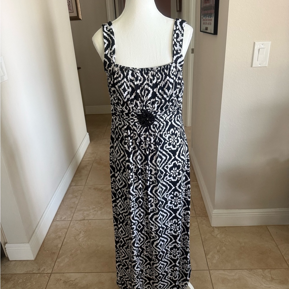 Elegant Black and White Patterned Dress